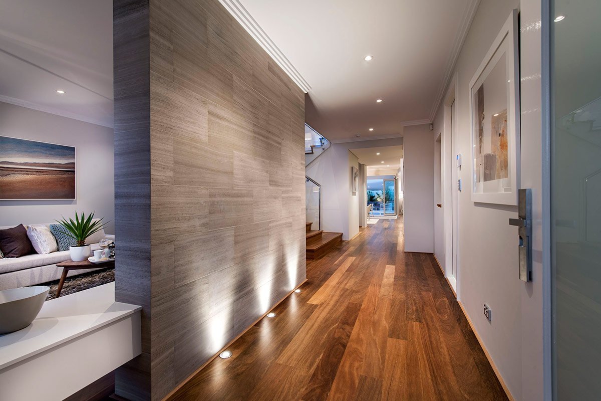Ламинат на стене в коридоре