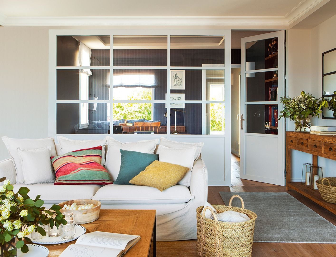 Перегородка с окном. Перегородка с окном. Окно между комнатами. Окно в перегородке между комнатами. Окно в перегородке комнаты.