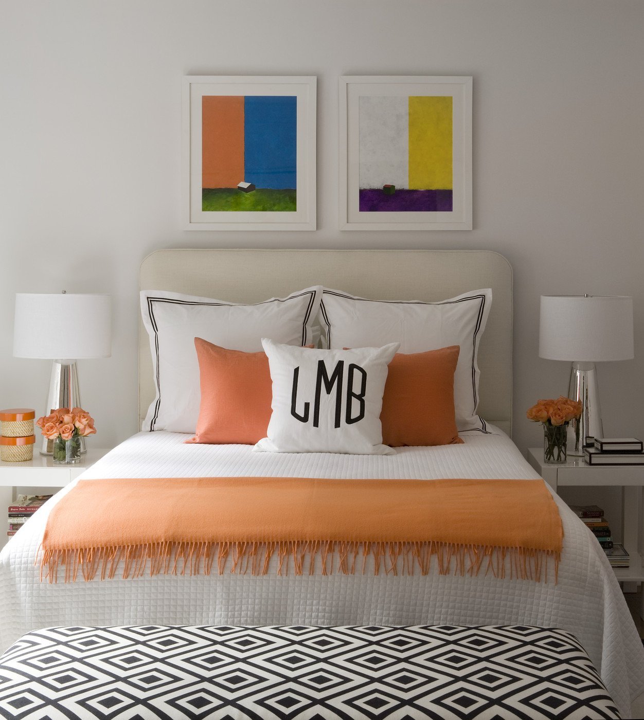 Постель или пастель как. Оранжевый в интерьере спальни. Интерьер с оранжевыми акцентами. Оранжевые стены в спальне. Спальня с оранжевыми акцентами.
