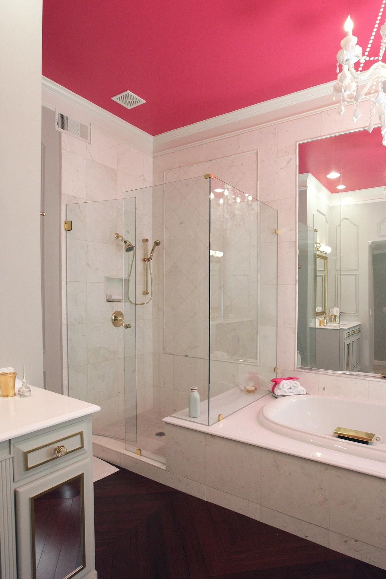 Розовый потолок в ванной
