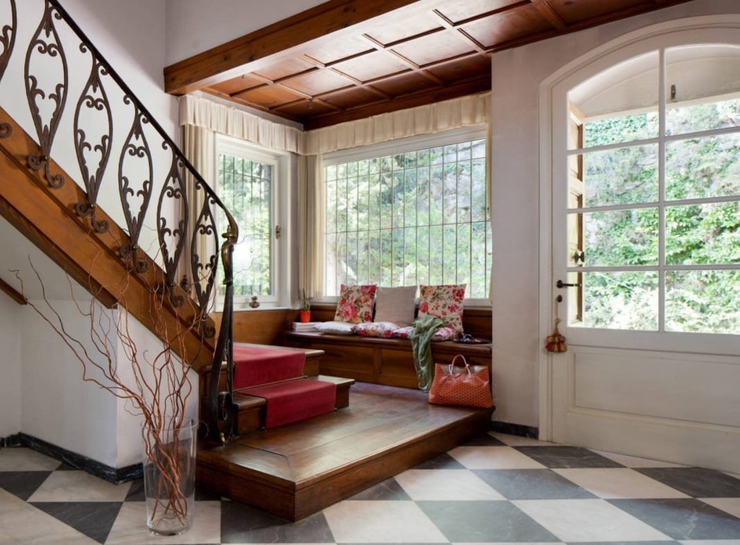 Прихожая с лестницей в скандинавском стиле