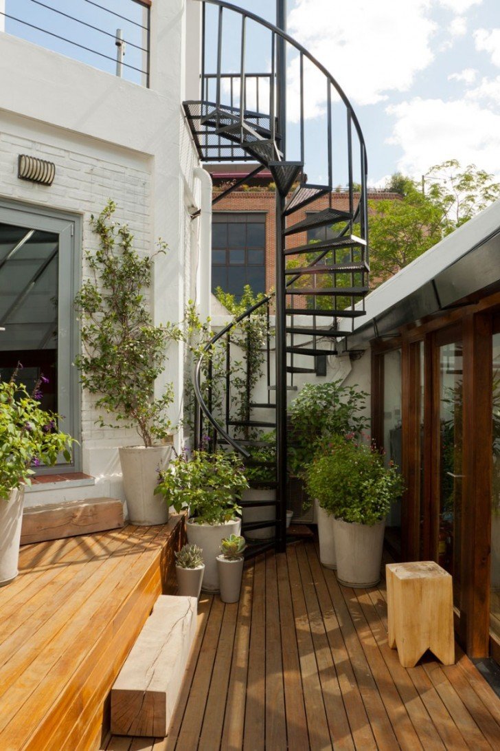 Открытая лестница в гостиной