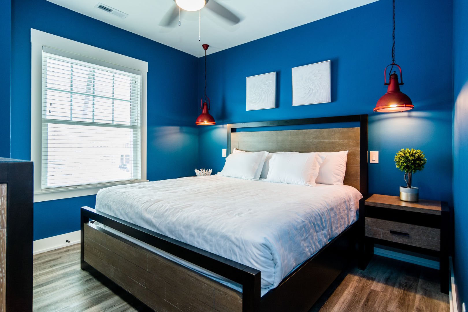 Темный пол голубые стены. Синяя спальня. Синие стены в спальне. Темно синяя спальня. Спальня в темно синем цвете.