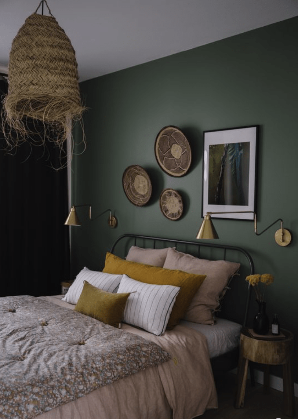 Болотный интерьер. Зеленые стены в спальне. Сине зеленая спальня. Спальня в темно зеленом цвете. Темно зеленые стены в спальне.