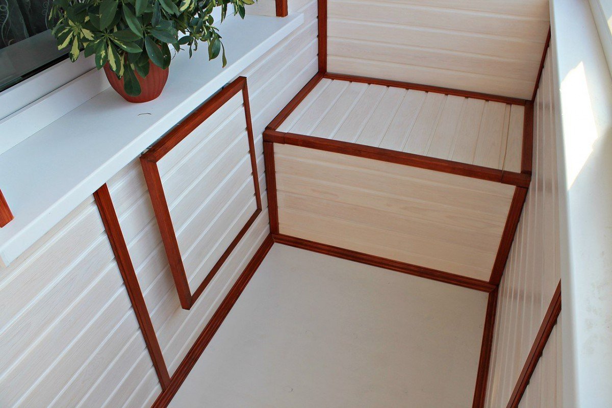 Балкон отделанный деревом