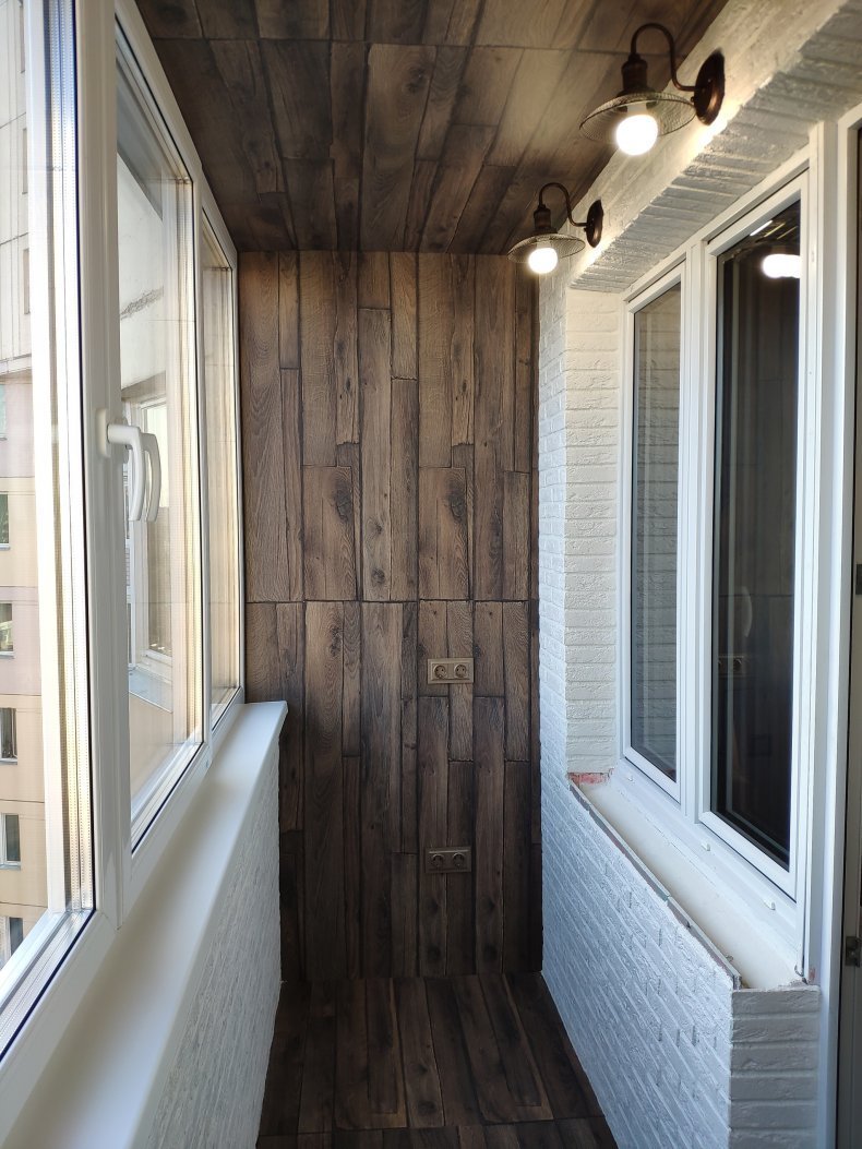 Покрашенная вагонка на балконе