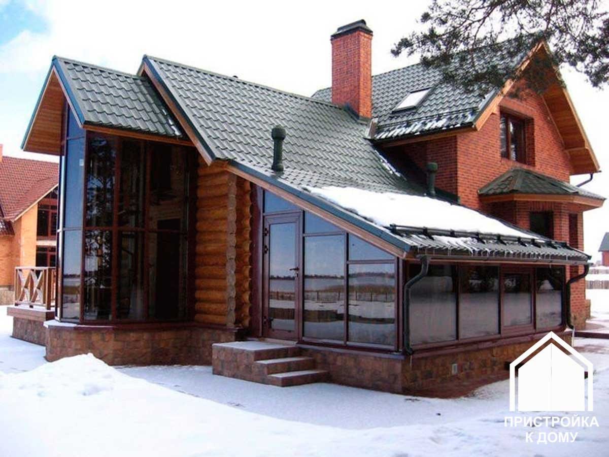 Застекленный балкон в деревянном доме