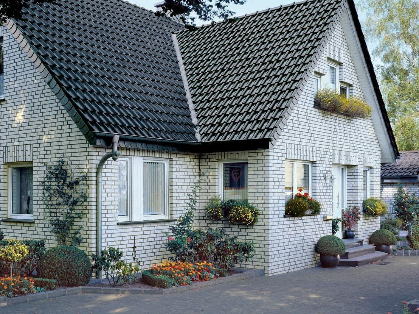Кирпичный дом с коричневой крышей (58 фото)