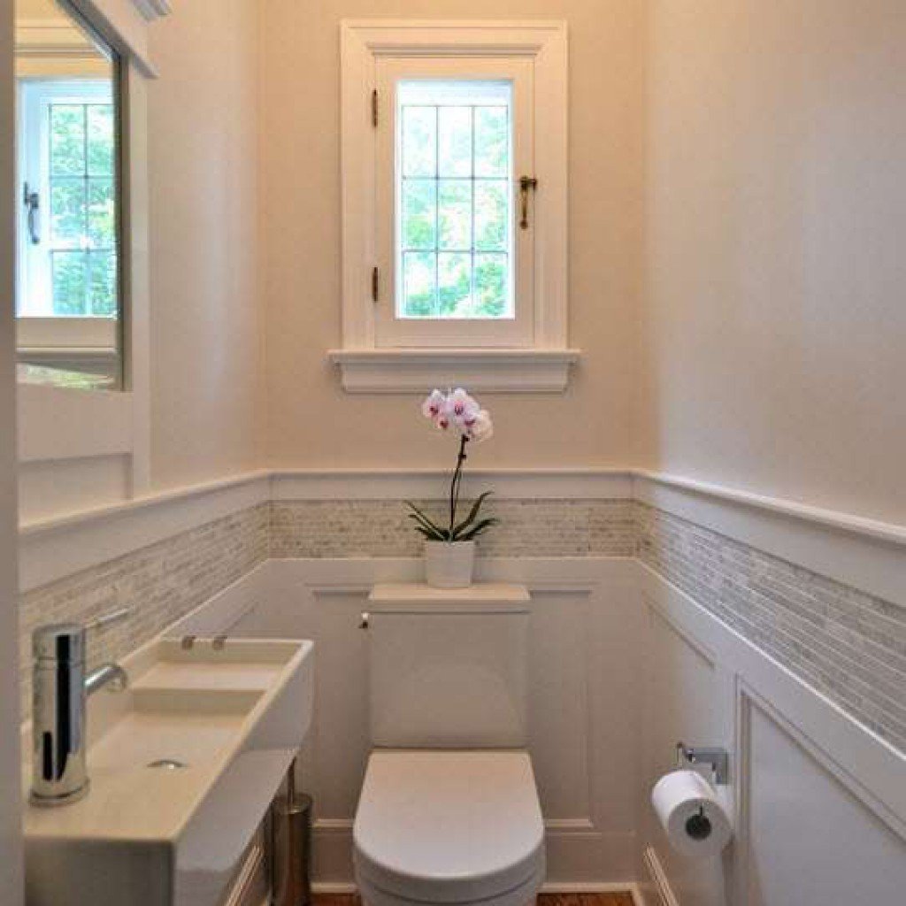 санузел с окном в частном доме. узкое окно в ванной. шторы на маленькое окно в ванную комнату. окно в туалетной комнате. узкое окно в ванной комнате.