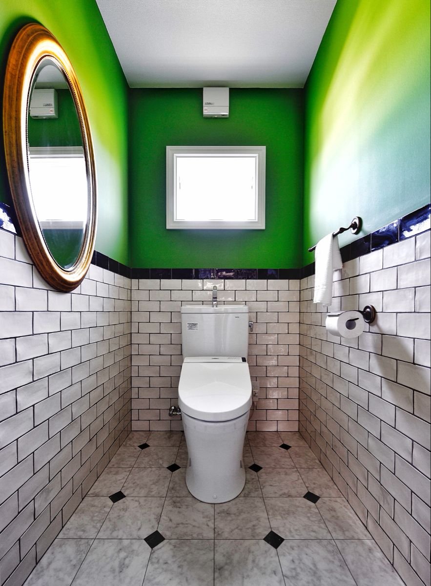 Туалет в грине. Зеленая плитка в туалете. Зеленый туалет. Белая плитка в туалете. Интерьер зеленый туалета.