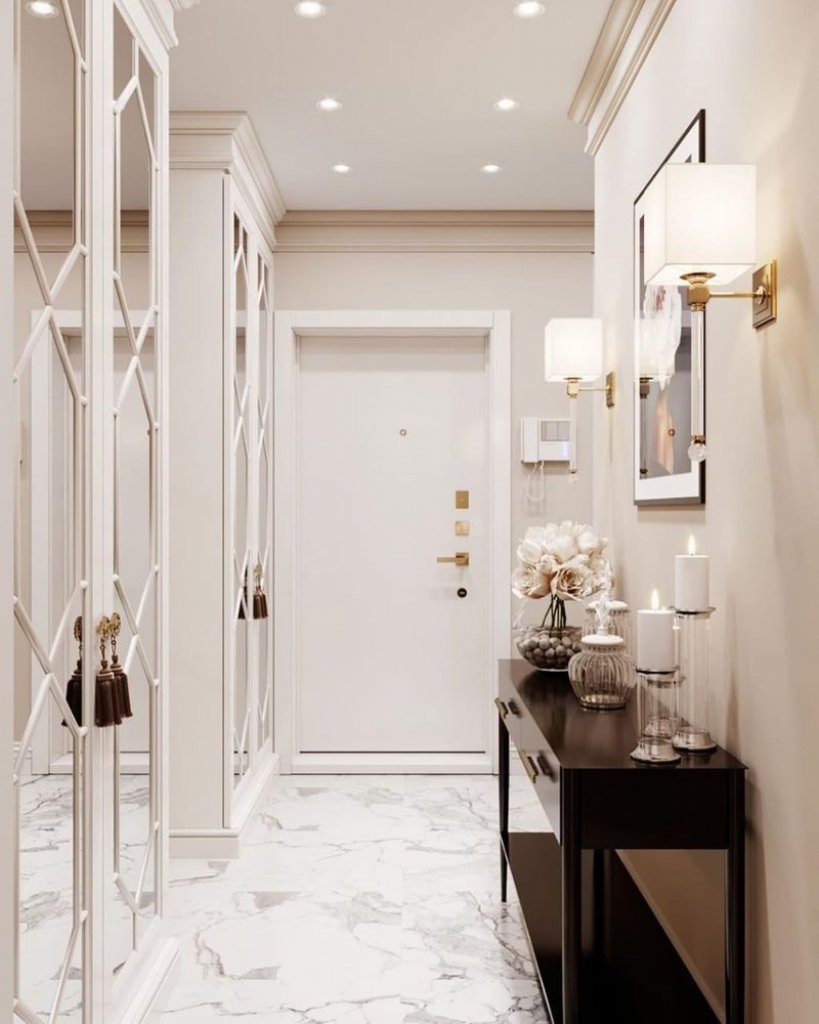 Круглое зеркало в прихожей