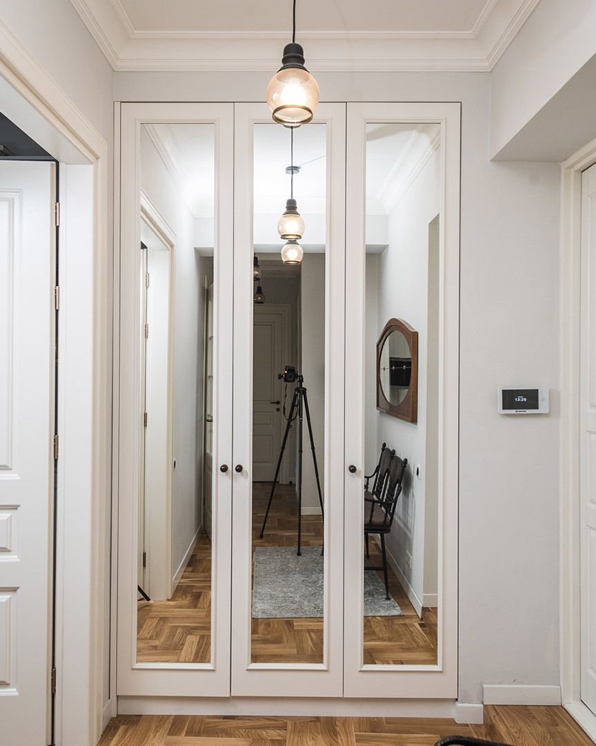 Узкие зеркала в интерьере