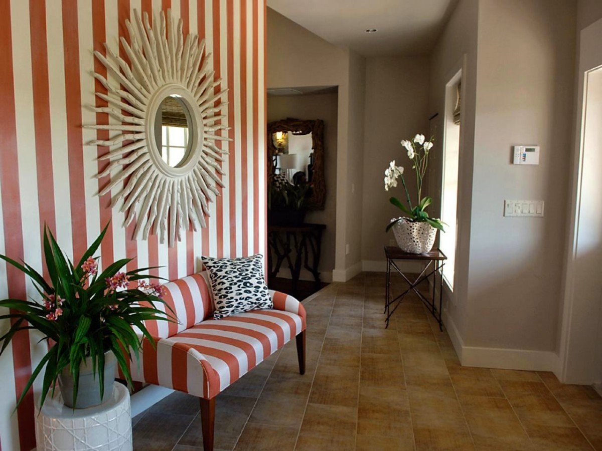 Обои в полоску в интерьере прихожей