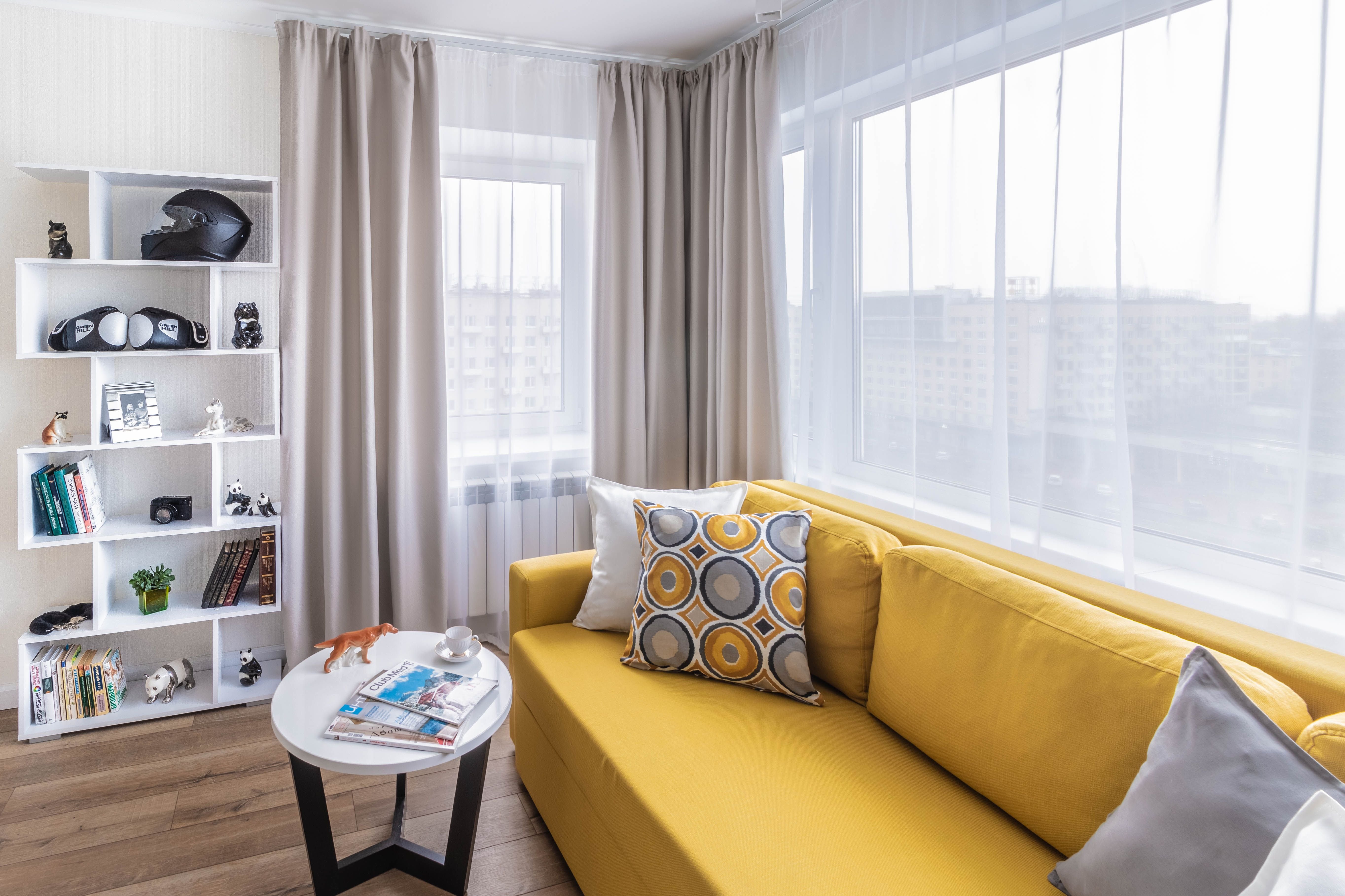 шторы к желтому дивану в интерьере гостиной