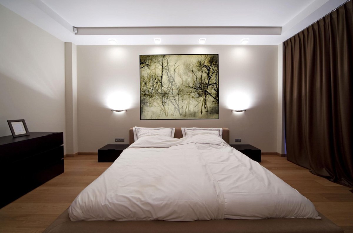 Светильники над кроватью в спальне