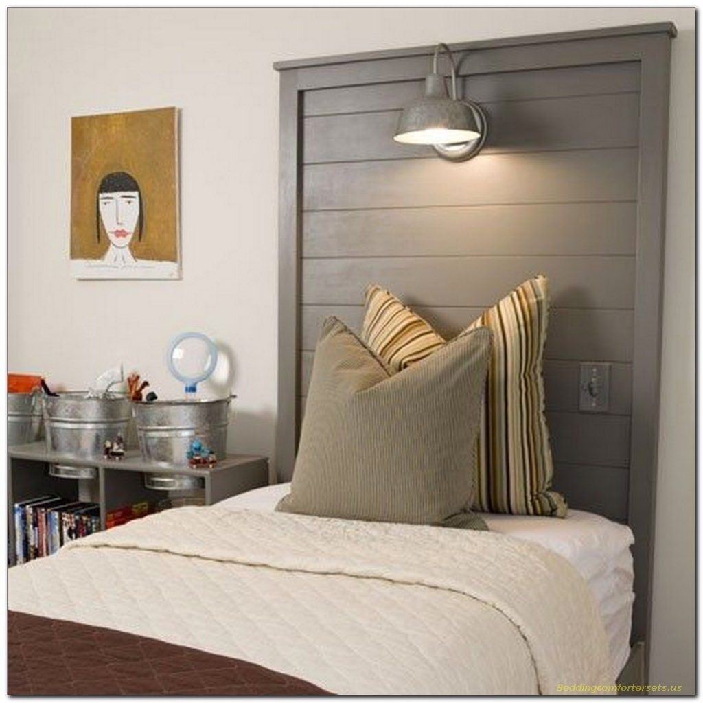 Шкаф над кроватью в спальне