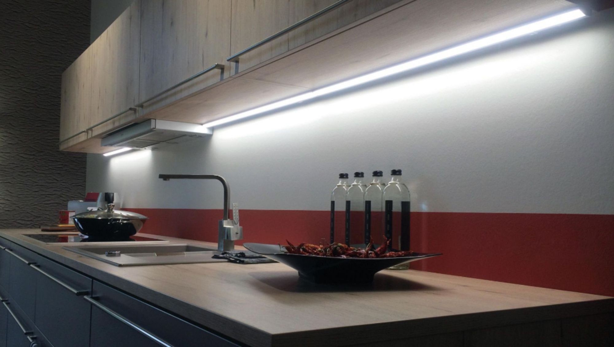 Освещение на кухне под навесными шкафами светодиодами с выключателем
