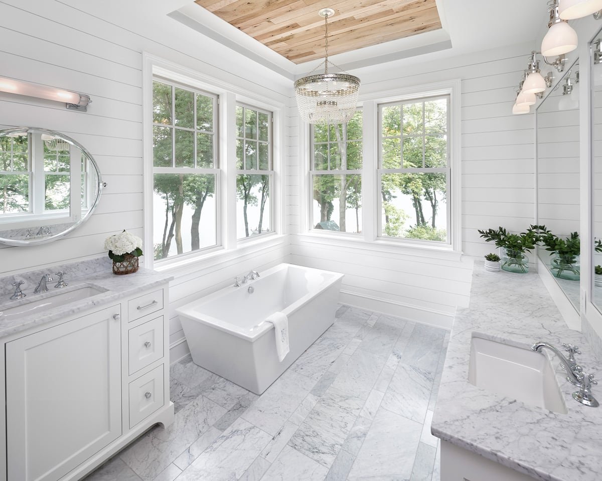 Бело деревянный интерьер ванной