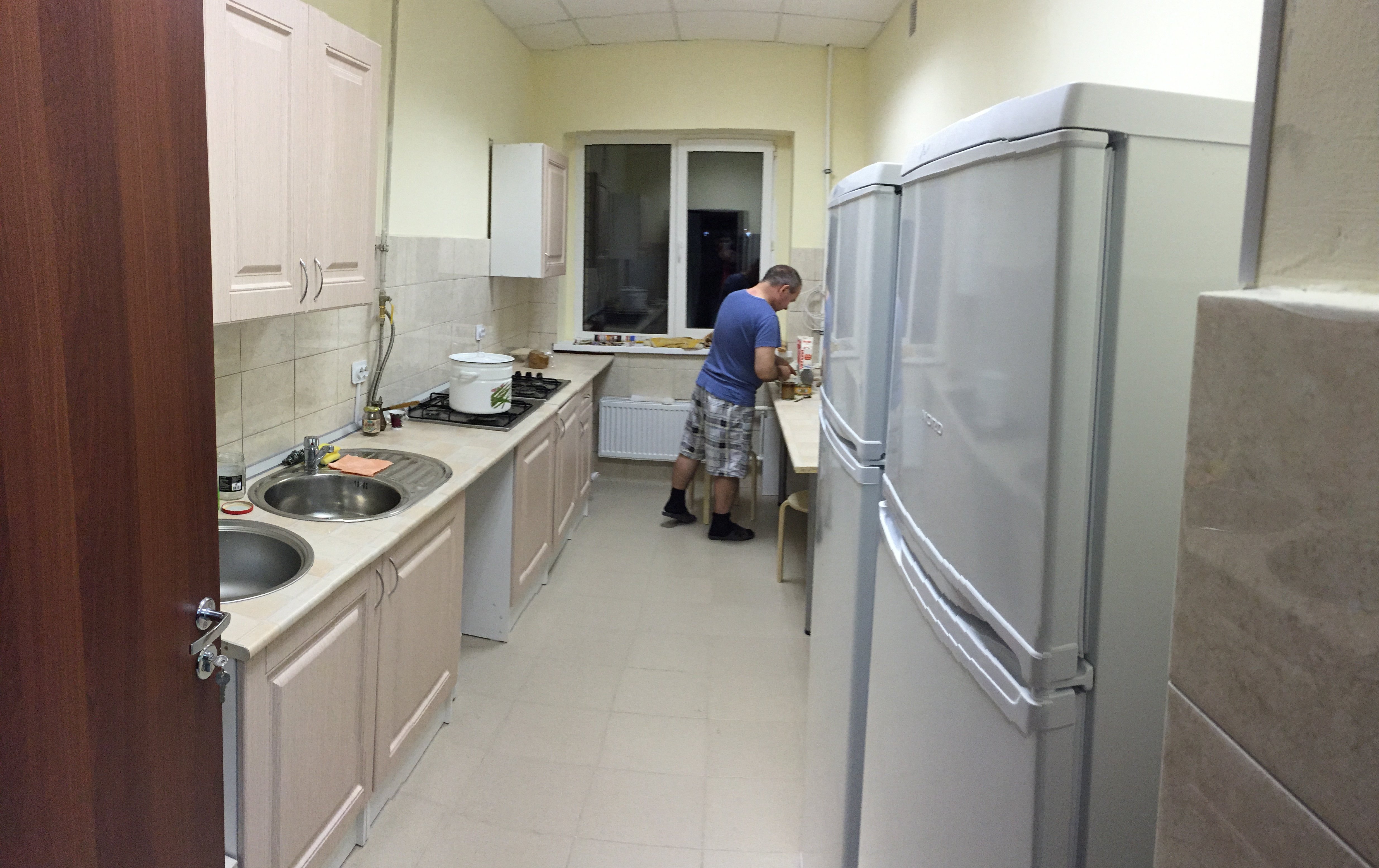 Ванная в общежитии. Кухня в общежитии. Общая кухня в общежитии. Санузел в комнате общежития.