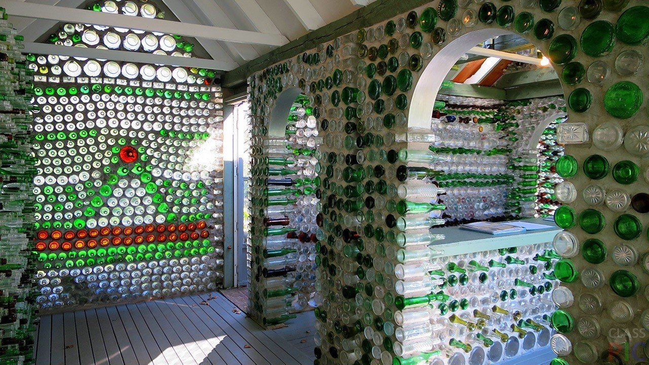 Декор из стеклянных бутылок своими руками (10 фото-идей)