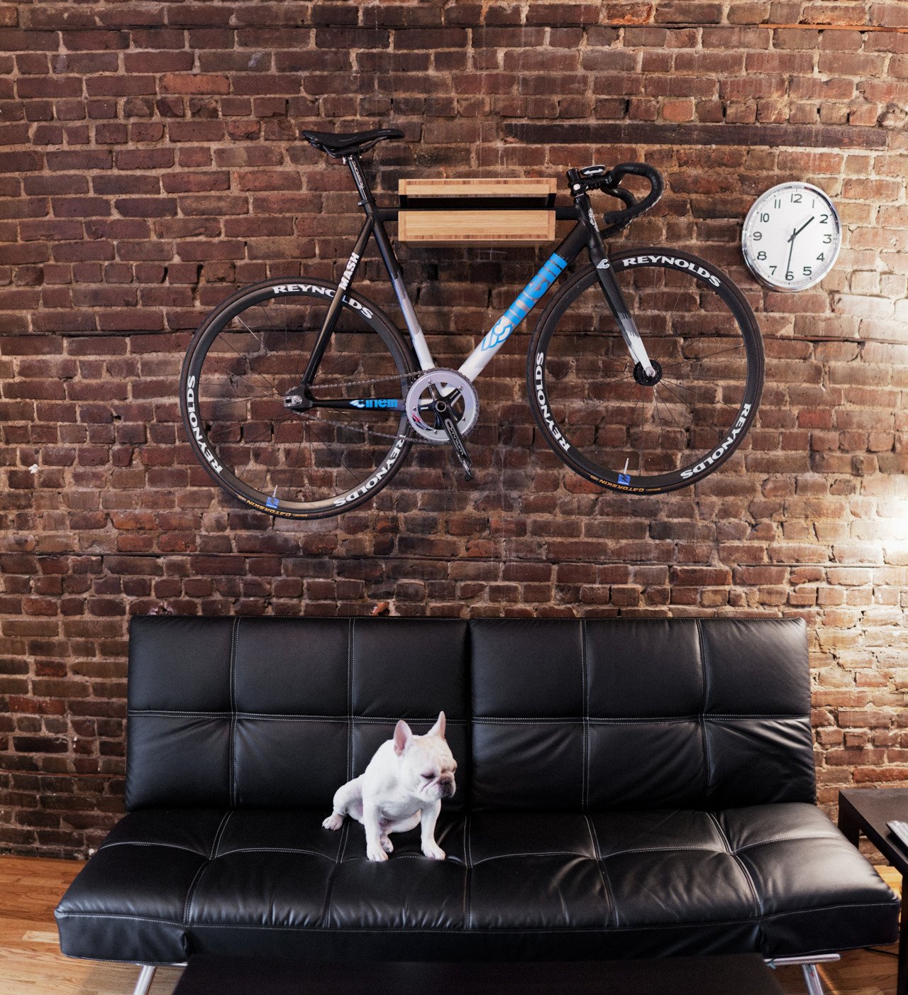 велосипед в интерьере квартиры