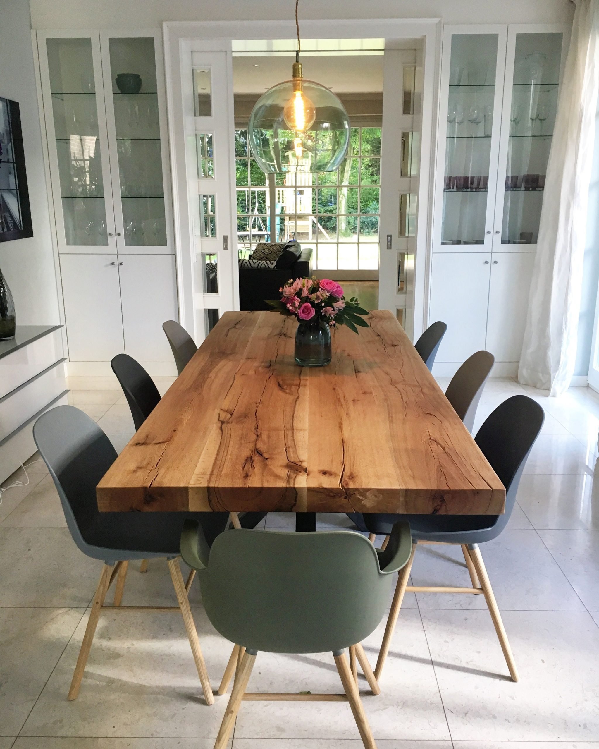 деревянные столы в интерьере кухни