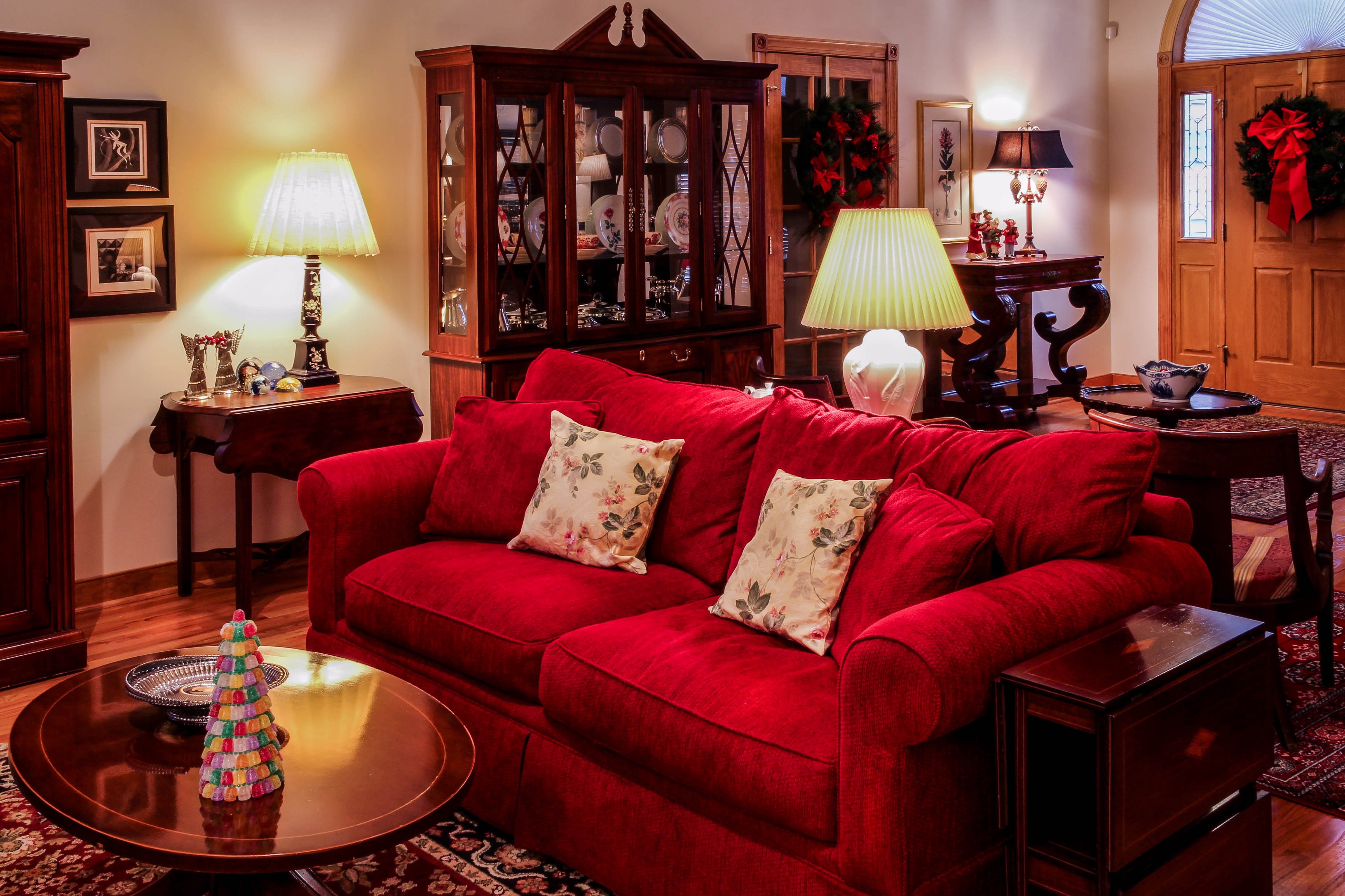 Бордовый диван в интерьере - 76 фото