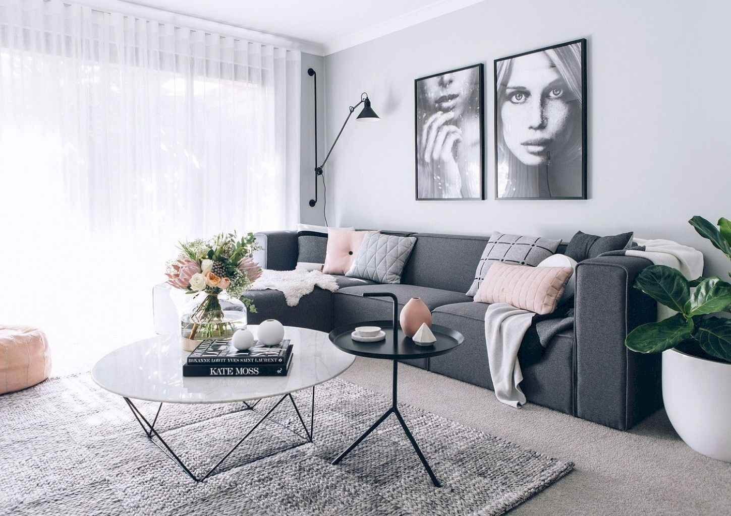 серый диванчик в интерьере