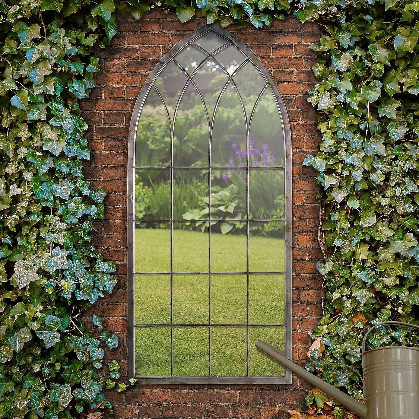 Декоративное окно в саду