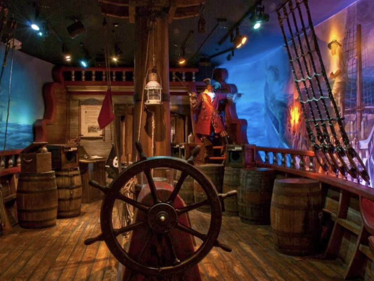 Корабль-музей «гото-Предестинация». Гото Предестинация трюм. Каюта капитана пиратского корабля Барбосса. Пиратская каюта капитана.