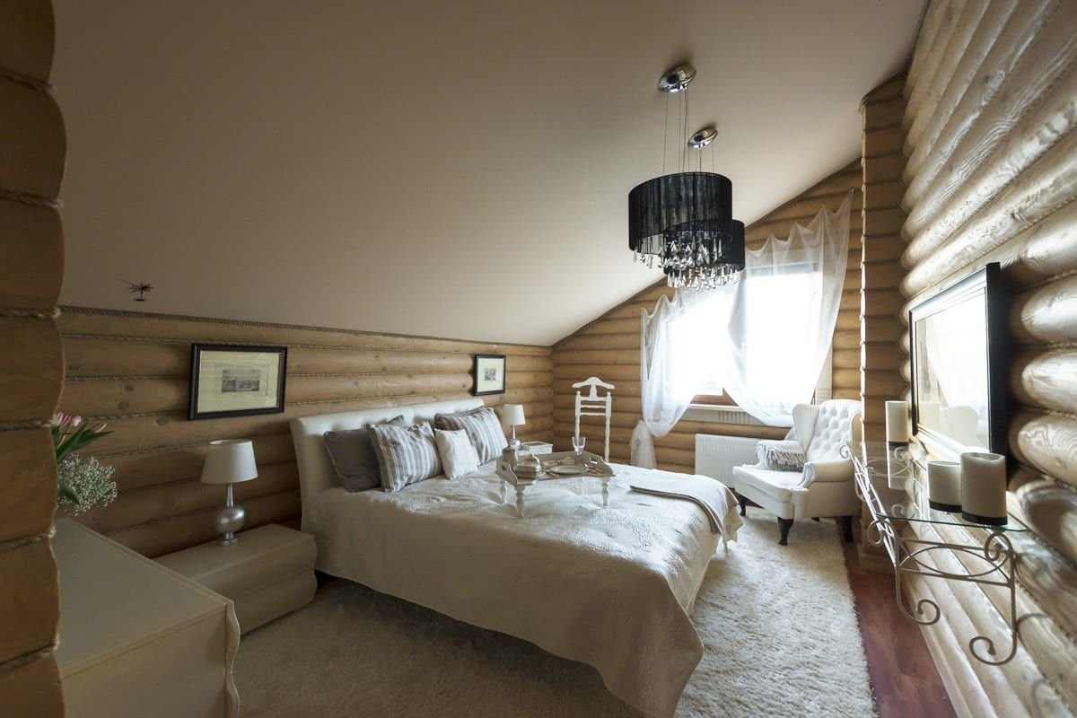 Спальня в бревенчатом доме на мансарде
