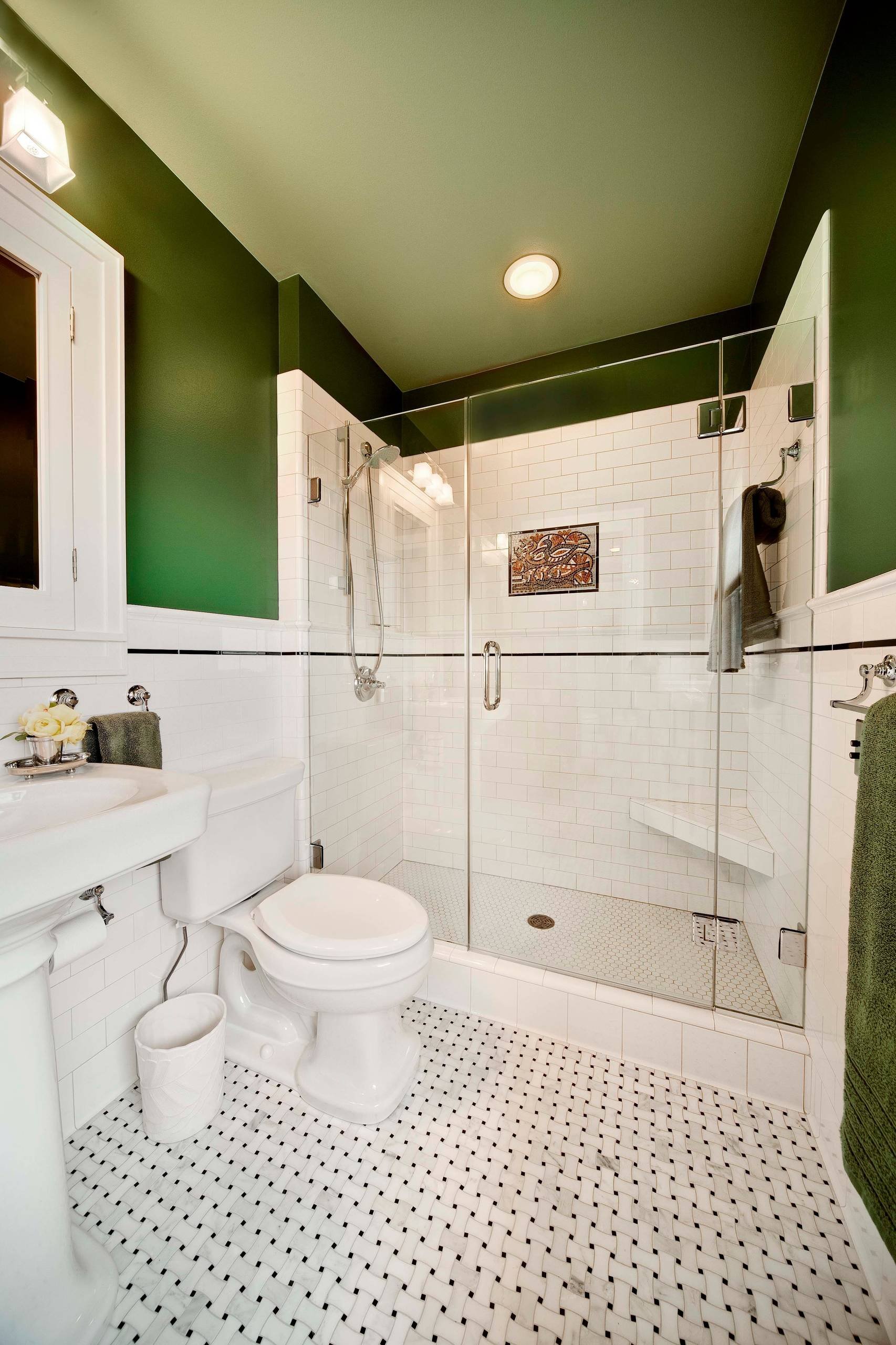 Туалет цвет зеленый. Зеленванна комната. Интерьер санузла. Бело зеленая ванная комната. Зеленая ванна в современном интерьере.
