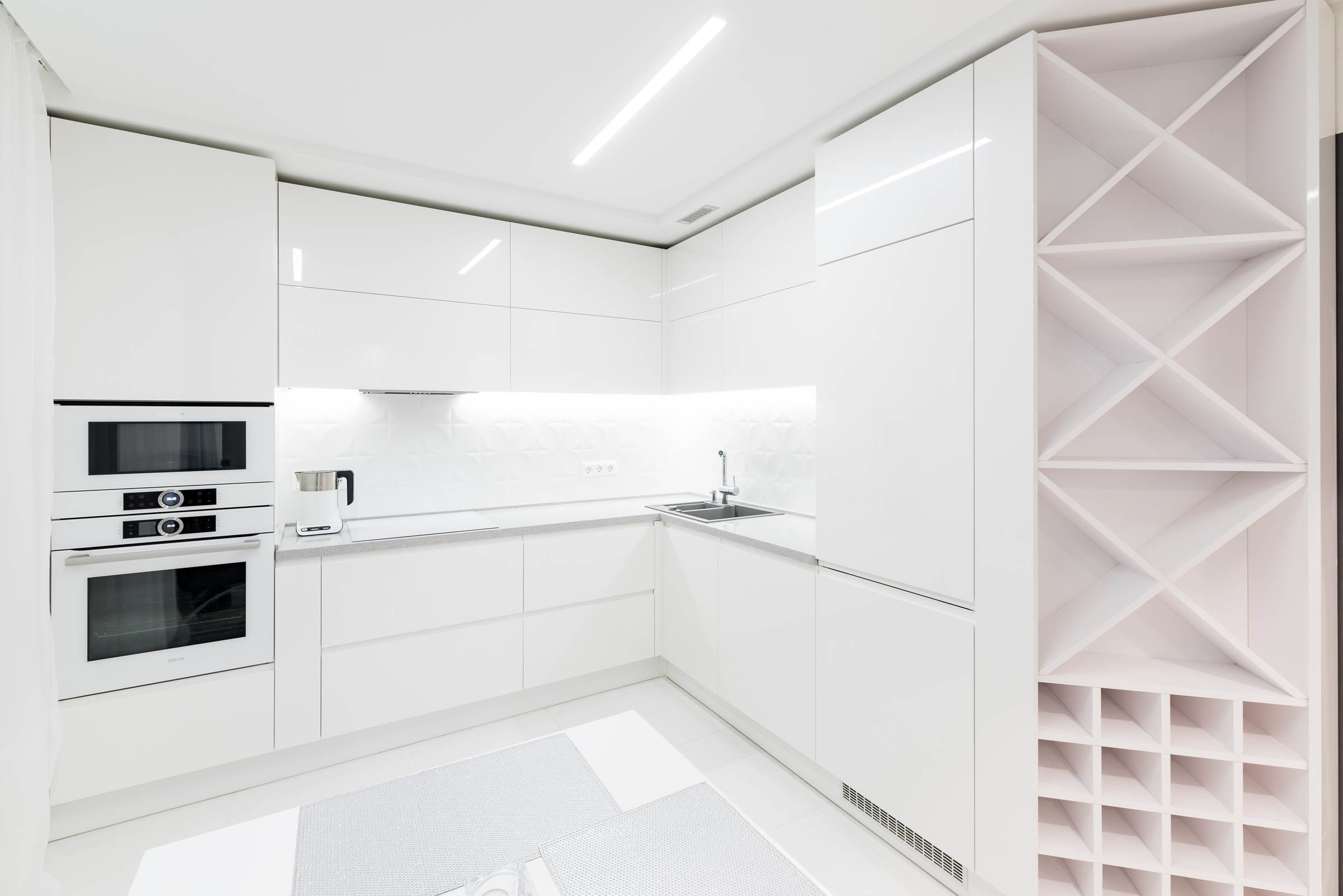 белый глянцевый кухонный гарнитур в интерьере