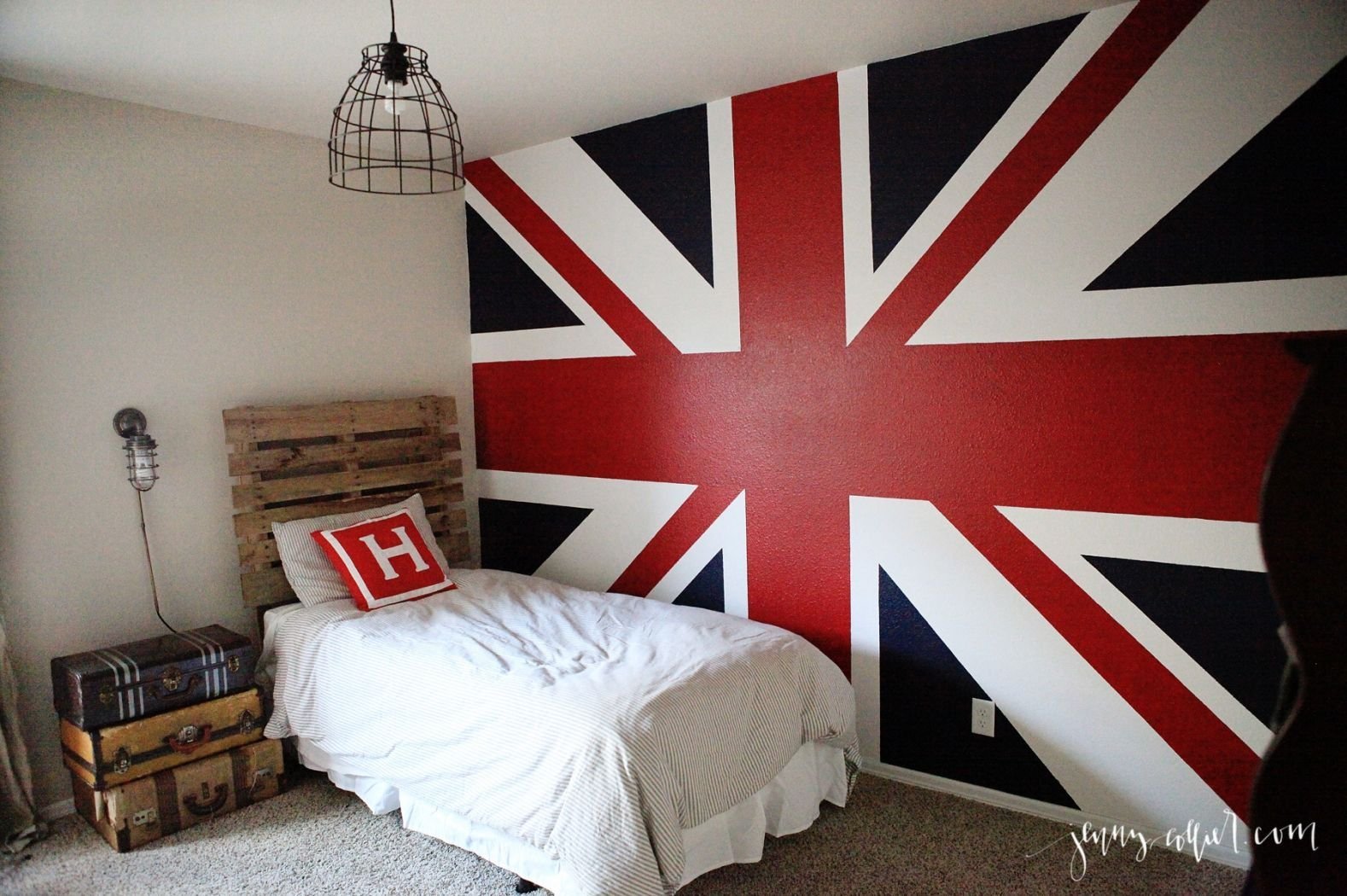 Комнату лондон. Комната с британским флагом. Спальня в стиле Лондон. Британский флаг в интерьере. Декор комнаты в стиле Лондон.