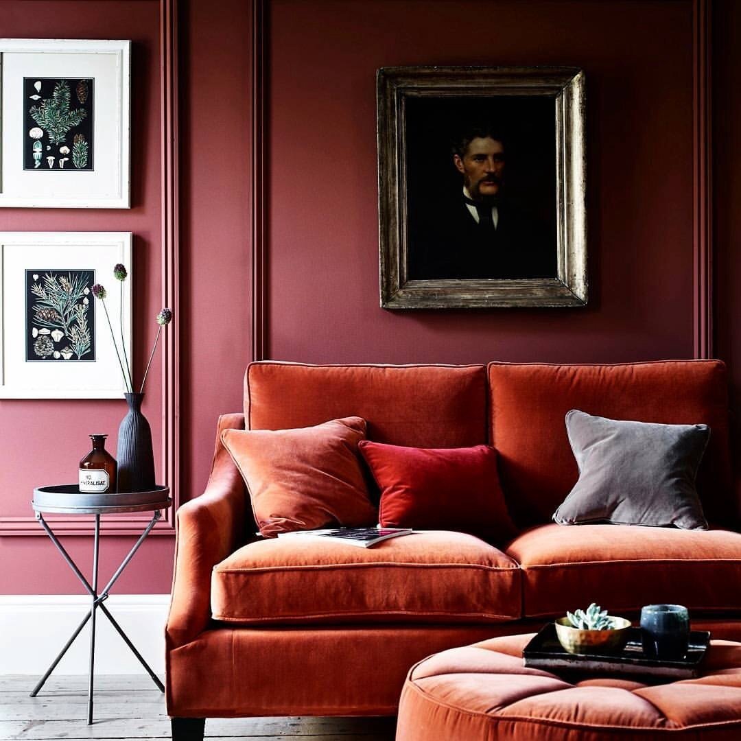 красно коричневая мебель в интерьере