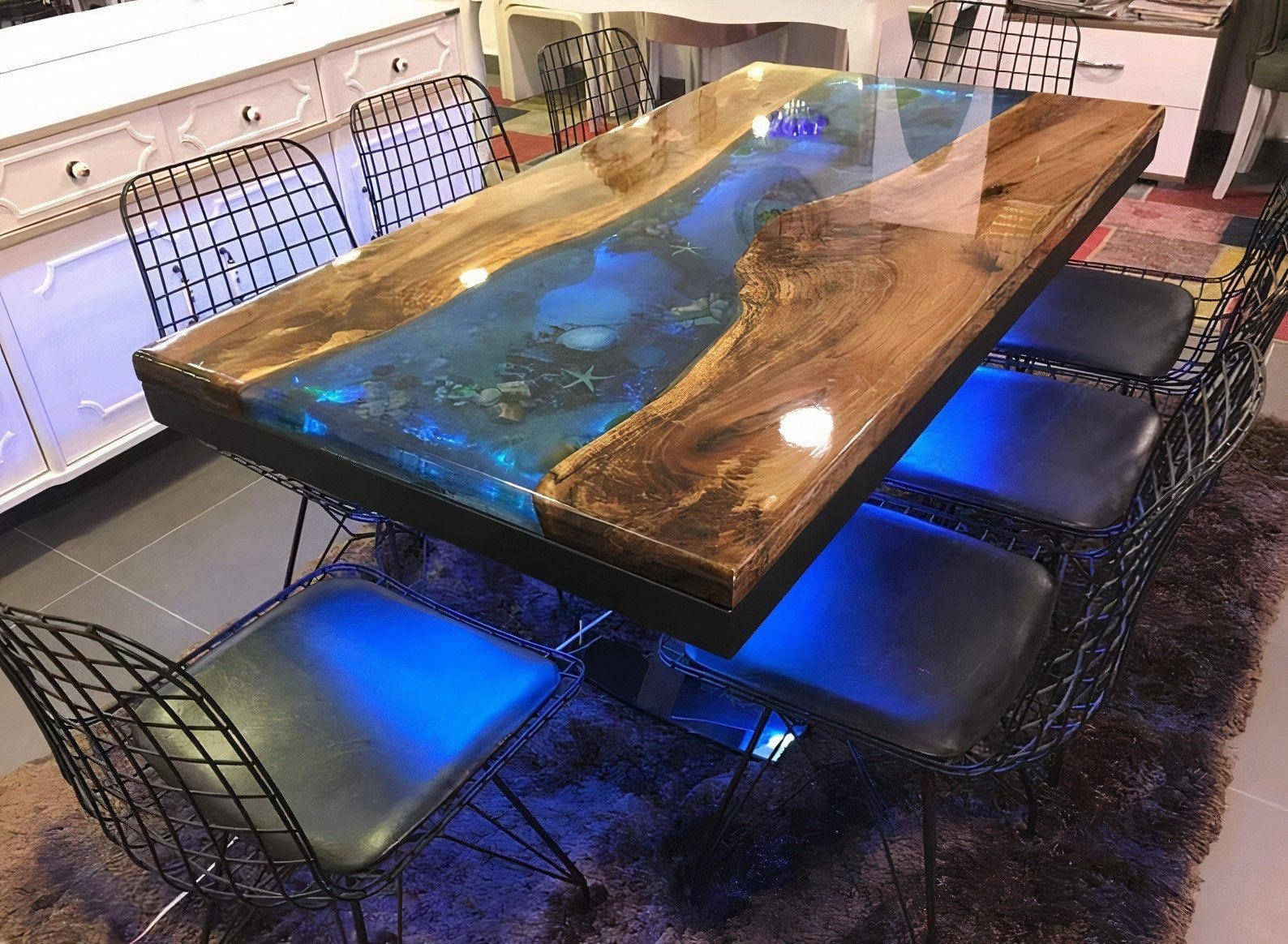 стол с водой внутри