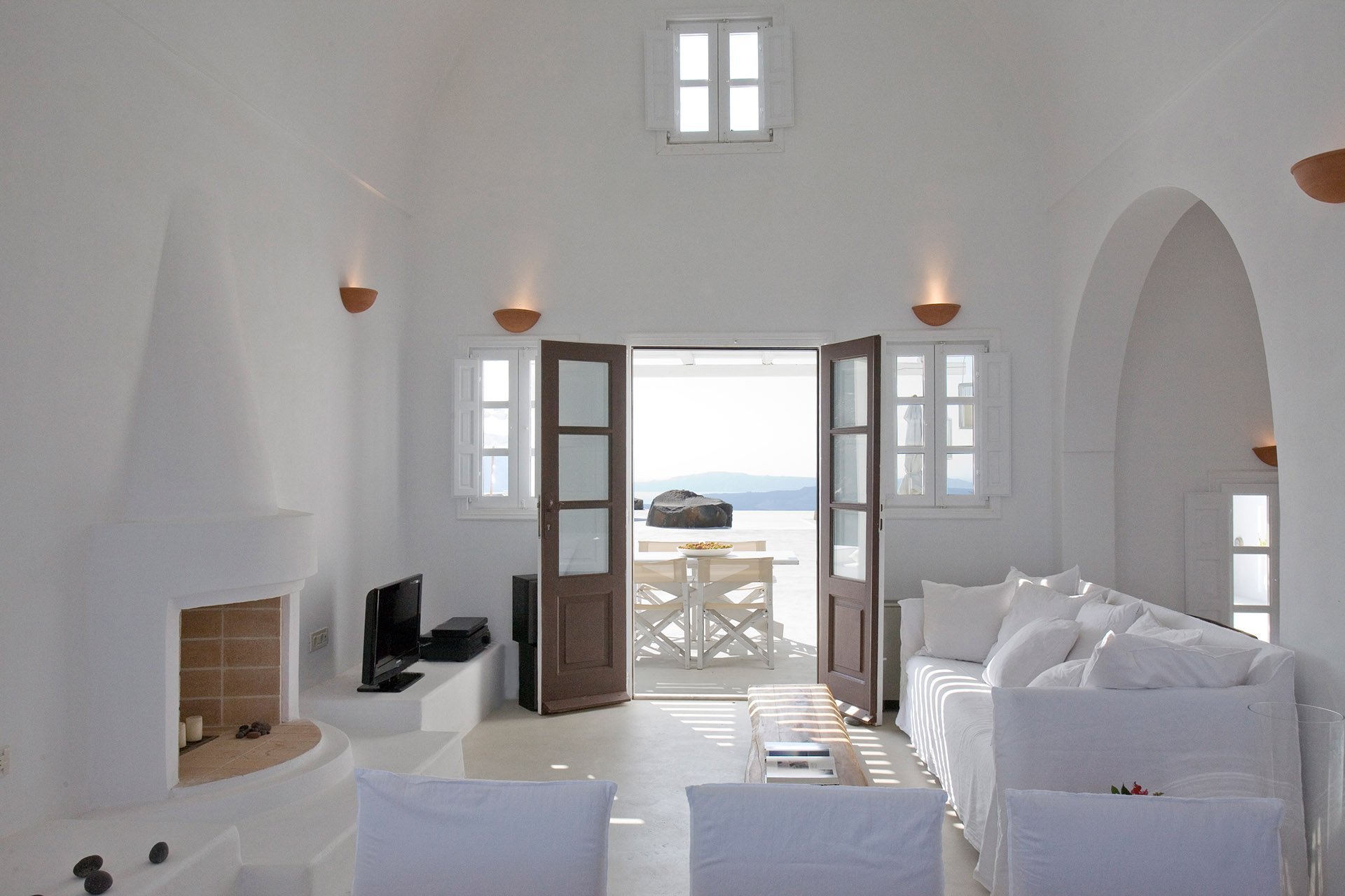 Средиземноморский стиль санторини. Санторини квартира. Греческий стиль санторини. Санторини интерьеры отелей. Санторини греция интерьеры.