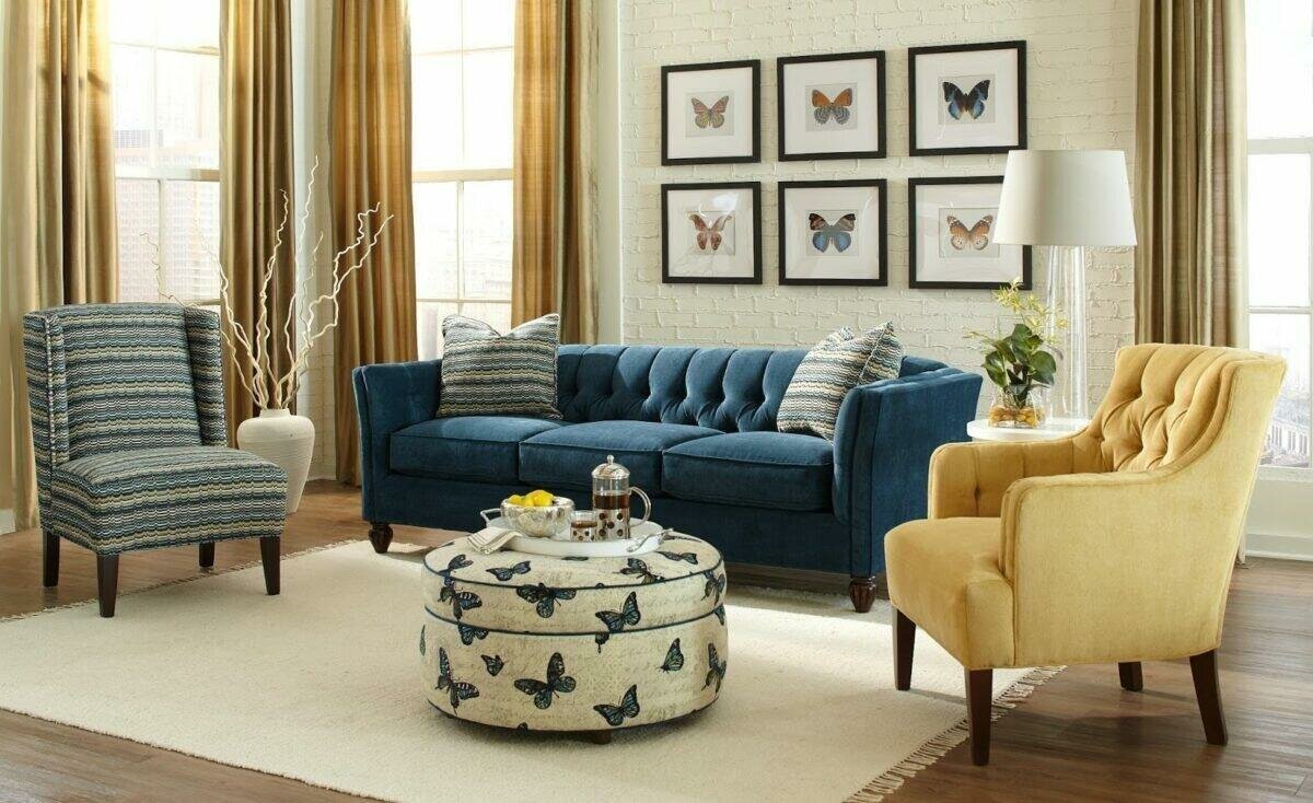 синий цвет дивана в интерьере гостиной