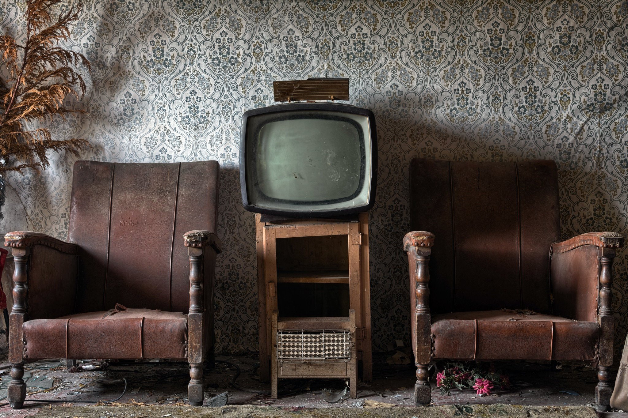 Старые обои в квартире. Старый телевизор. Старый телевизор в комнате. Старинный телевизор. Старый телевизор в интерьере.