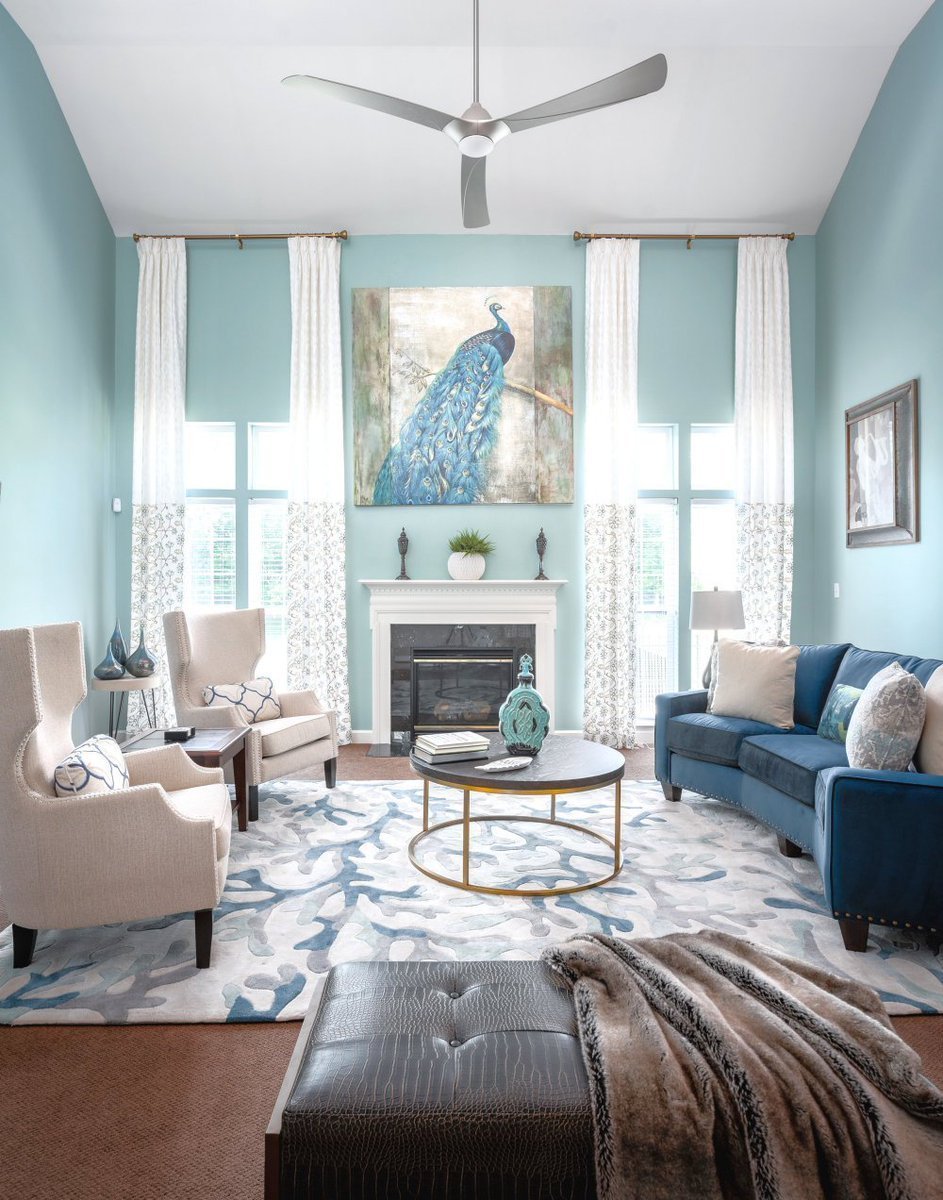 Богатая гостиная в бирюзовых тонах