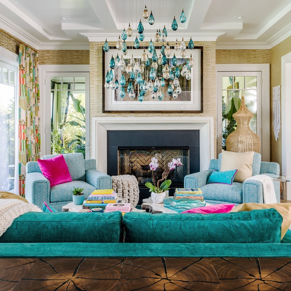 Камин в бирюзовом интерьере гостиной