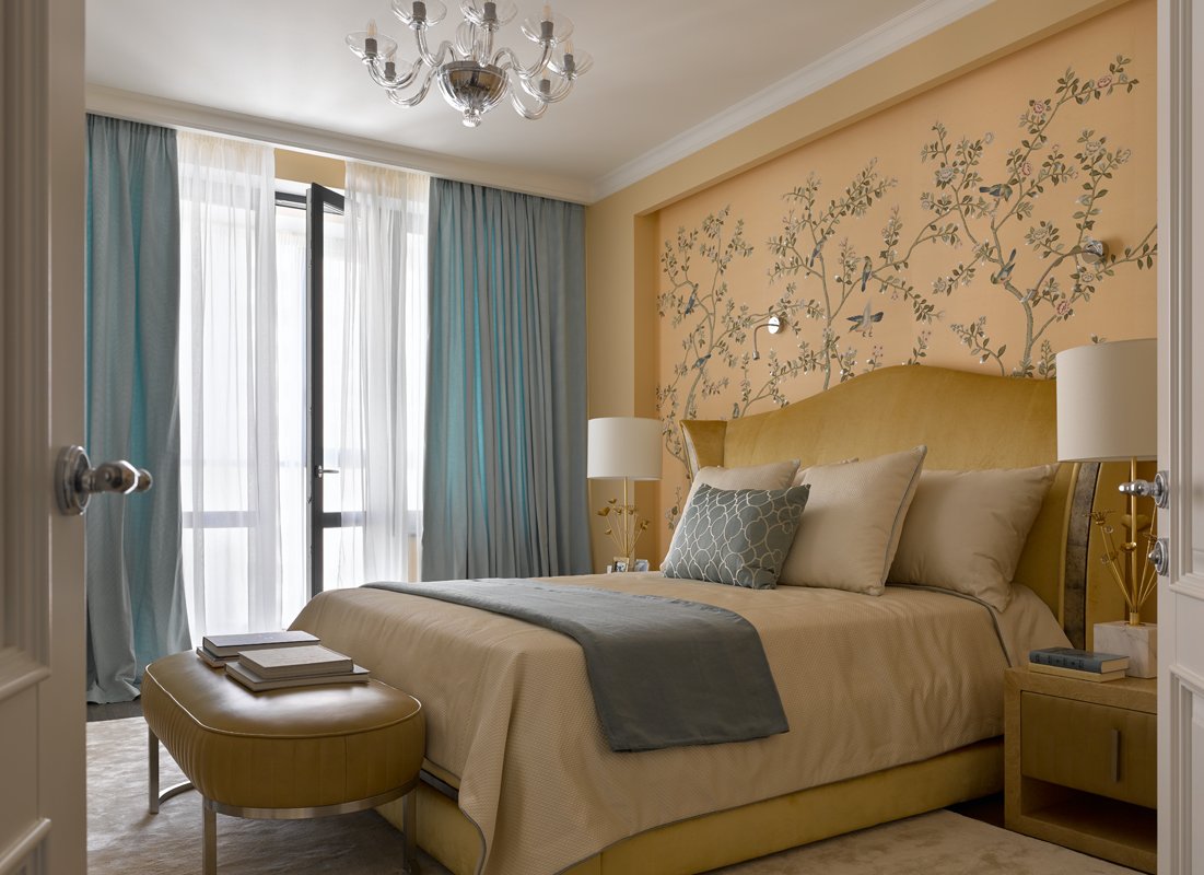 Спальня в светлых тонах с персиковыми шторами