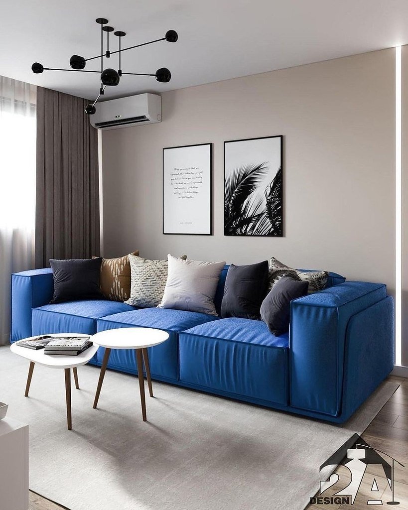 Ярко синий диван в интерьере - 78 фото
