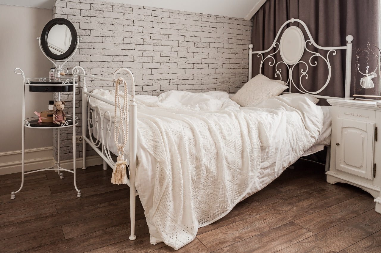 Интерьер спальни с белой кроватью