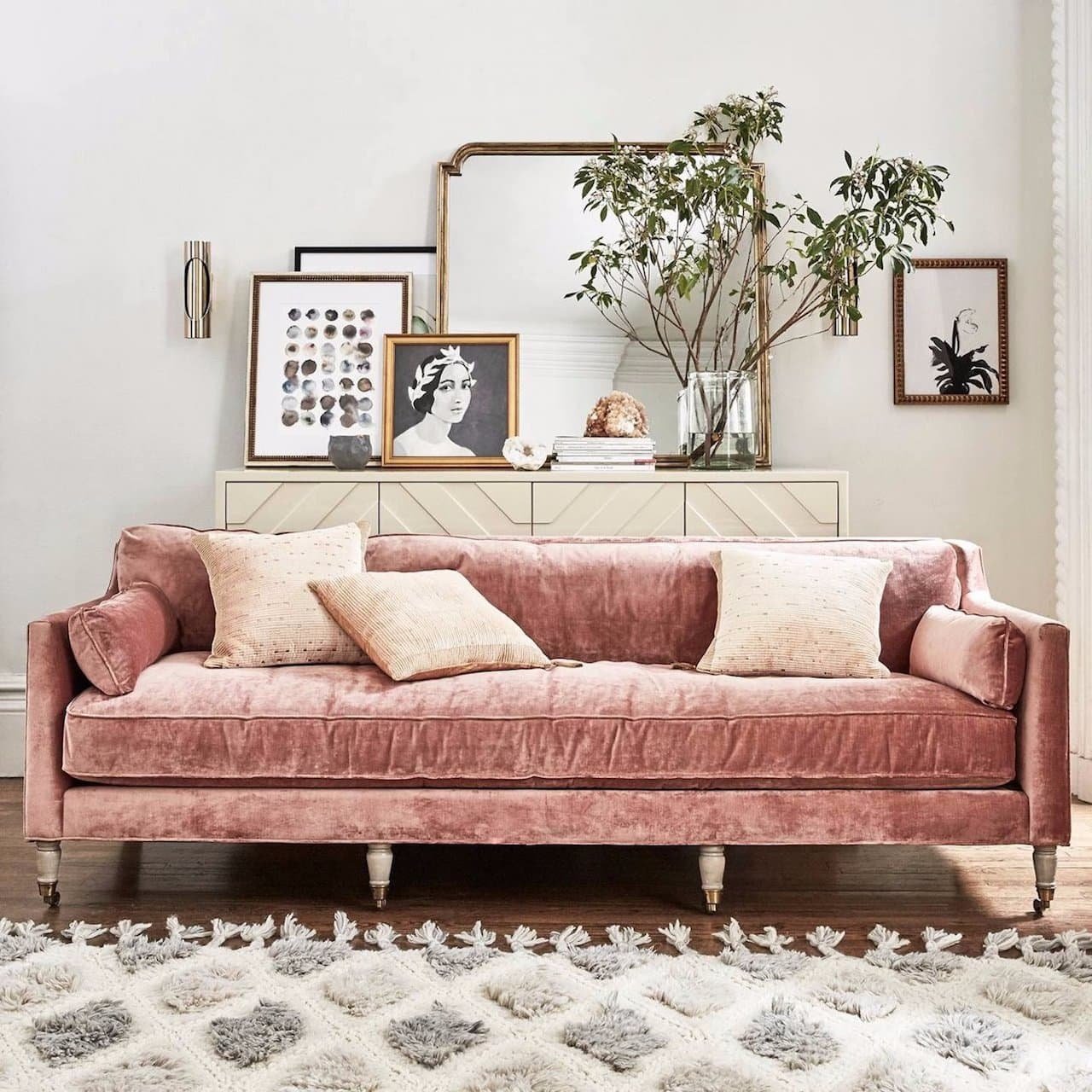 диван в розовых тонах