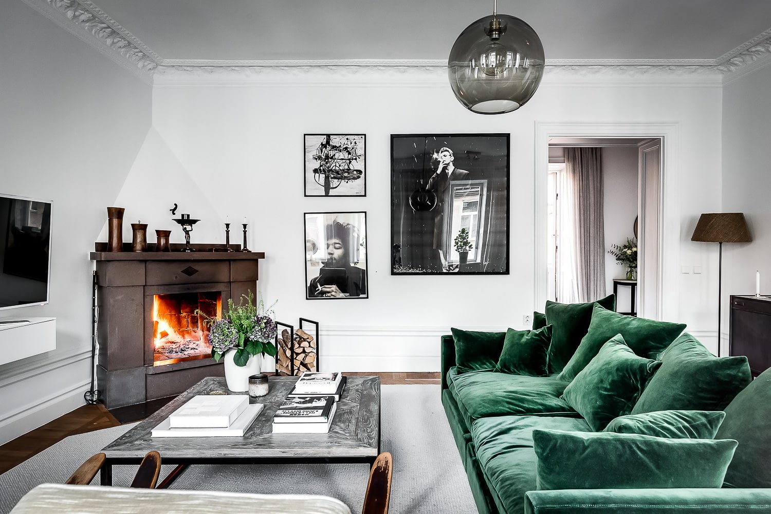 Зеленый диван в белом интерьере - 80 фото