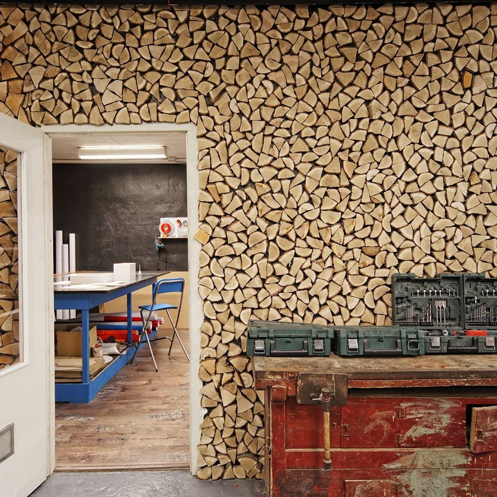 Камин с дровником сбоку. Дровяной камин в интерьере. Дровяные стены. Дровяные стены. Камин с дровами в интерьере.