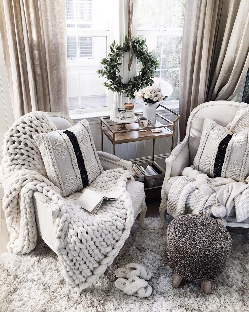 Подушки в интерьере спальни