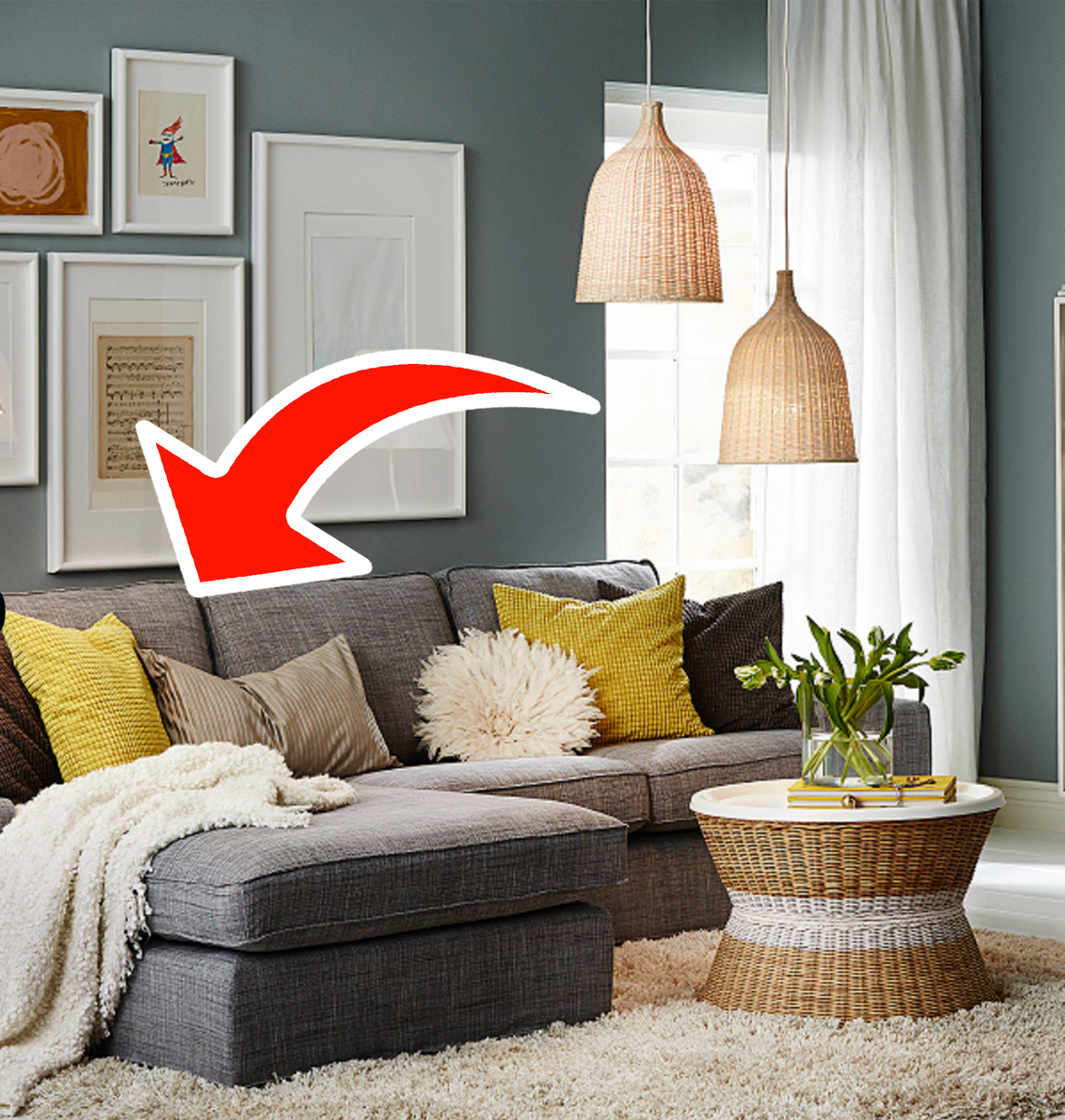 Серый диван с подушками