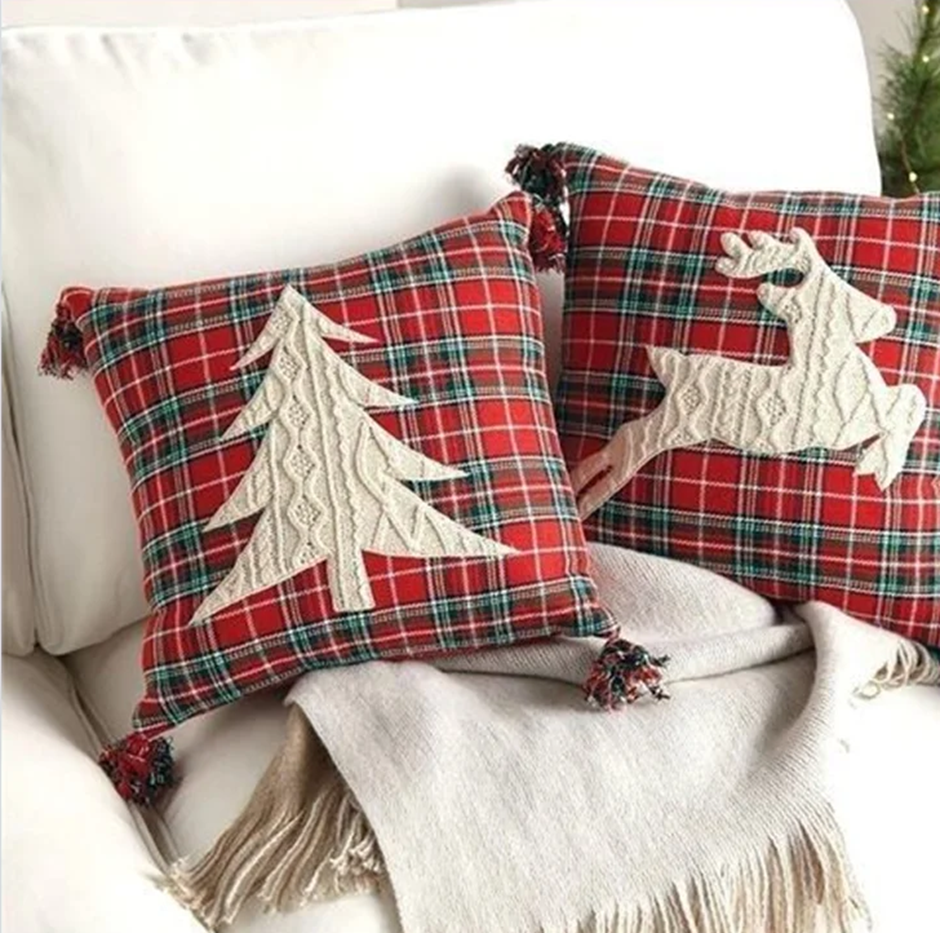 Уютная кровать с подушками